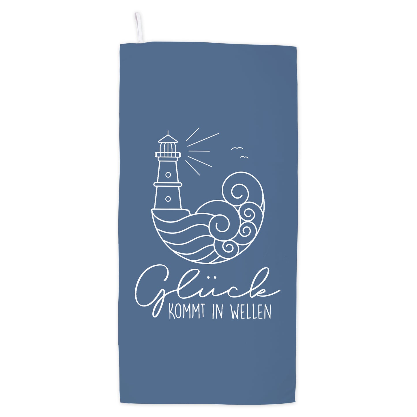 Freigestelltes Sporthandtuch mit blauem maritimem Design, Leuchtturm, Wellen und Schriftzug Glück kommt in Wellen