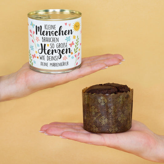 Personalisierter Brownie Dosenkuchen für Lehrer und Erzieher mit Wunschtext in Händen