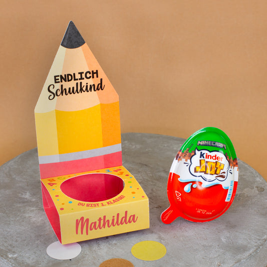 Personalisiertes Kinder Joy Geschenk zur Einschulung in Bleistift-Verpackung mit Name Mathilda