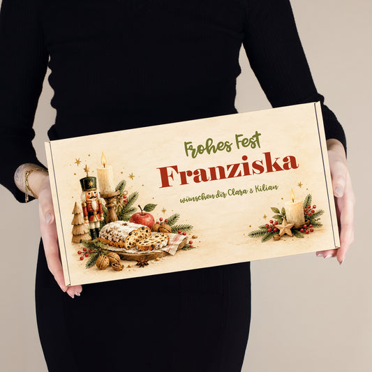Frau hält personalisierte Geschenkbox für Stollen mit Name und Wunschtext zu Weihnachten