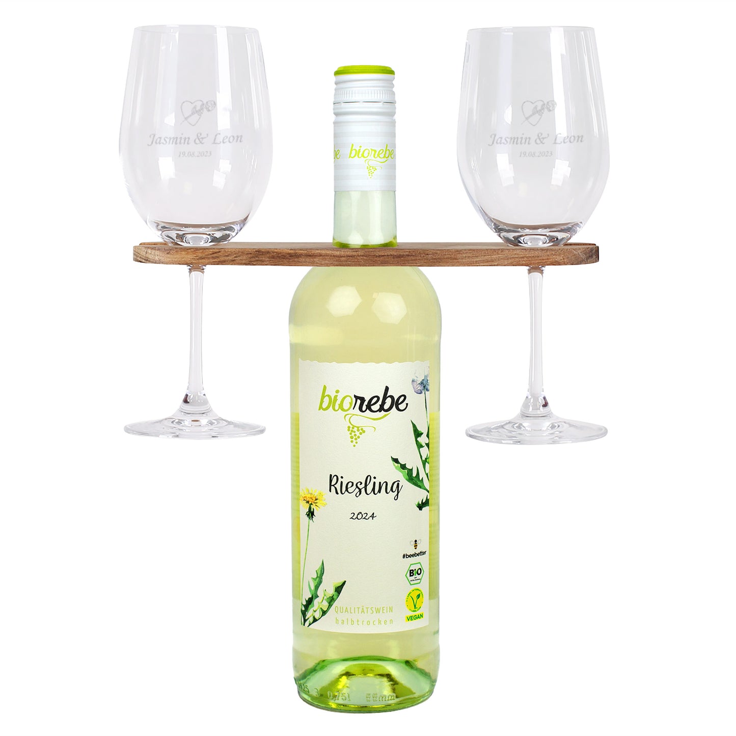 Geschenkidee Hochzeit: Biorebe Riesling mit gravierten Weingläsern „Jasmin & Leon – 19.08.2023“ und Herzmotiv, auf Holz-Weinbutler