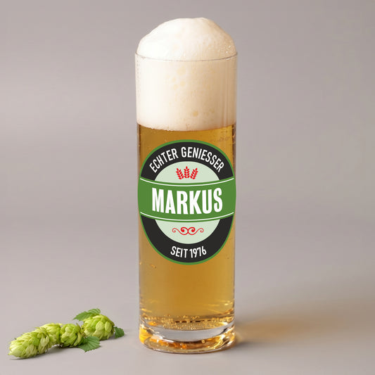 Kölschglas mit Bierlogo, Name Markus und Text Echter Genießer seit 1976 neben Hopfen