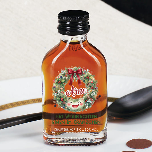Kräuterlikör mit personalisiertem Namen Arne und Weihnachtskranz als kleines Geschenk zu Weihnachten