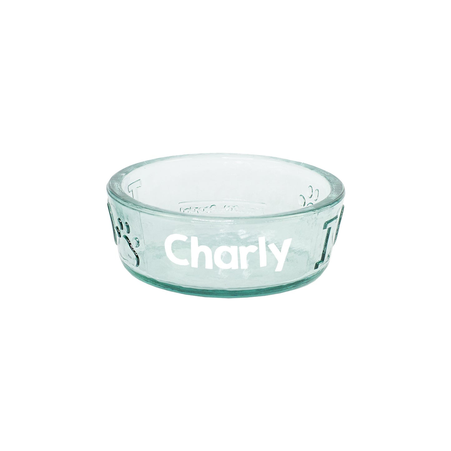 Freigestellter kleiner Hundenapf aus Glas mit Name Charly und Pfotenprägung