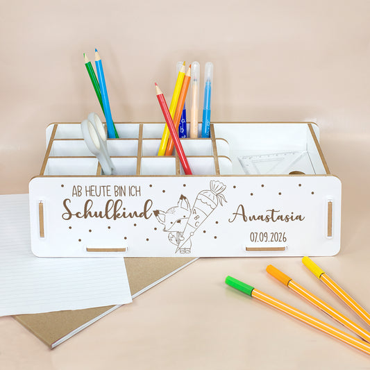 Weiße Stiftebox zur Einschulung mit Name Anastasia, Datum und Schulkind-Motiv