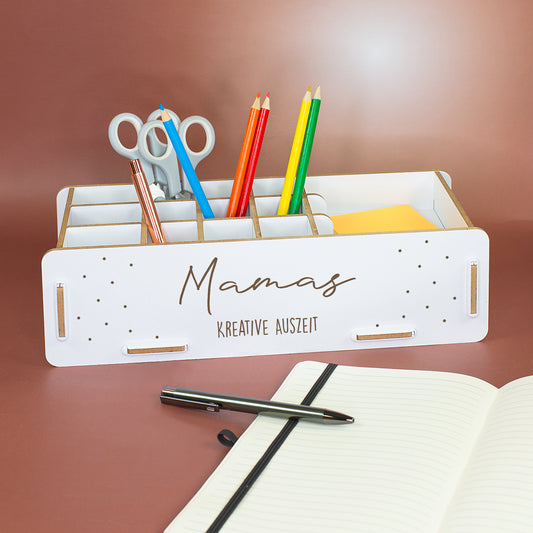 Personalisierte weiße Stiftebox mit Name Mamas und Text Kreative Auszeit auf dem Schreibtisch