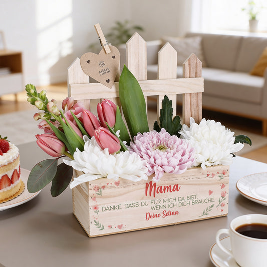 Holz Pflanzkorb mit Zaun und Blumenarrangement als personalisiertes Geschenk für Mama mit Name und Wunschtext
