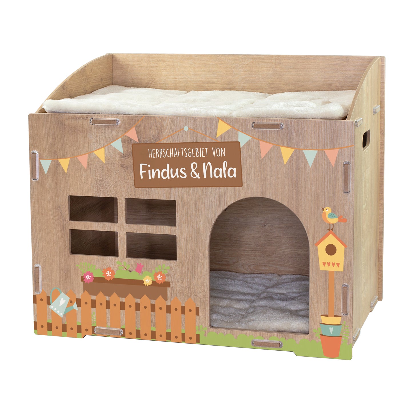 Freigestelltes Katzenhaus in Eiche-Optik mit personalisiertem Wunschtext Findus und Nala und zwei Kuschelkissen
