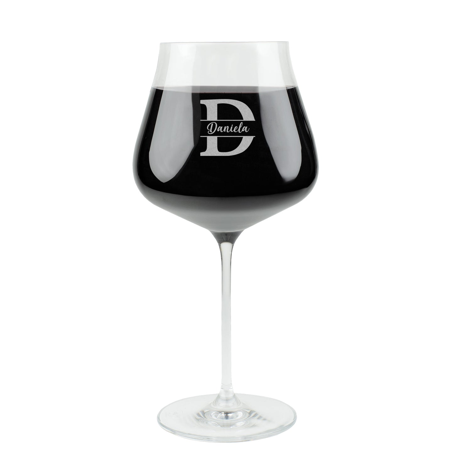 Freigestelltes Leonardo Burgunderglas mit Gravur von Initiale D und Name Daniela auf weißem Hintergrund.