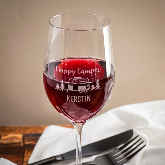 Graviertes Weinglas Happy Camper mit Wunschtext Kerstin und Rotwein als Geschenk für Camper