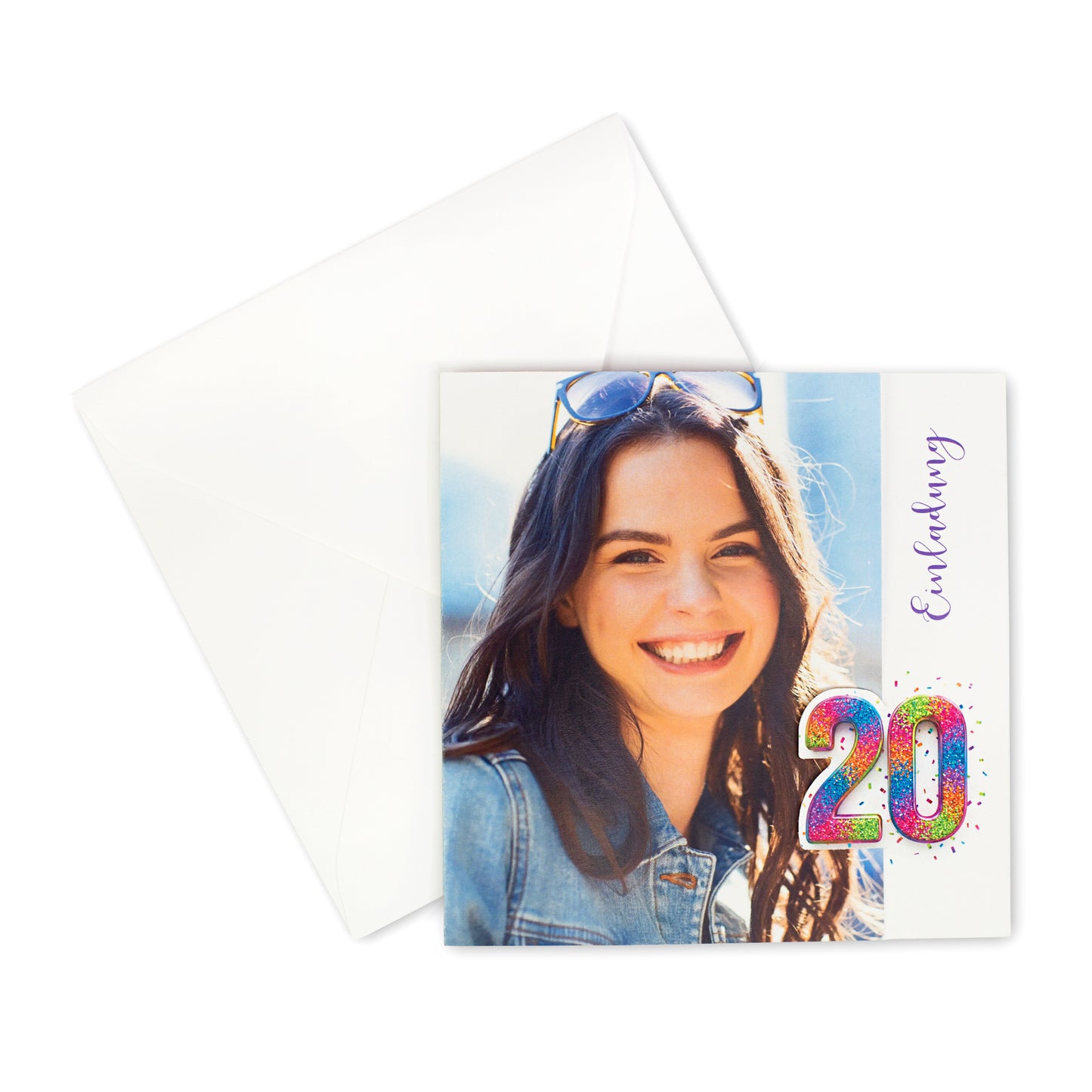 Einladungskarte zum 20. Geburtstag mit Foto, sichtbarer Konfetti-Zahl und passendem Umschlag auf hellem Hintergrund
