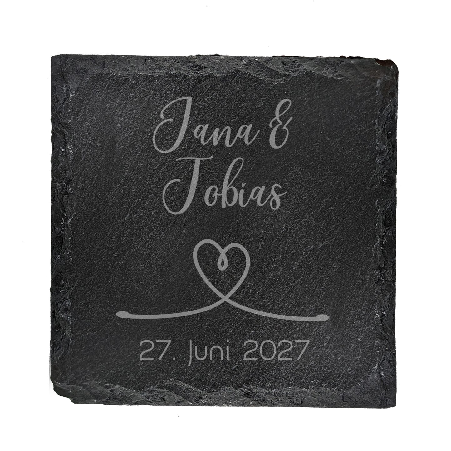 Quadratischer Schiefer-Untersetzer mit Gravur der Namen "Jana & Tobias" und Datum, Herzlinien-Motiv
