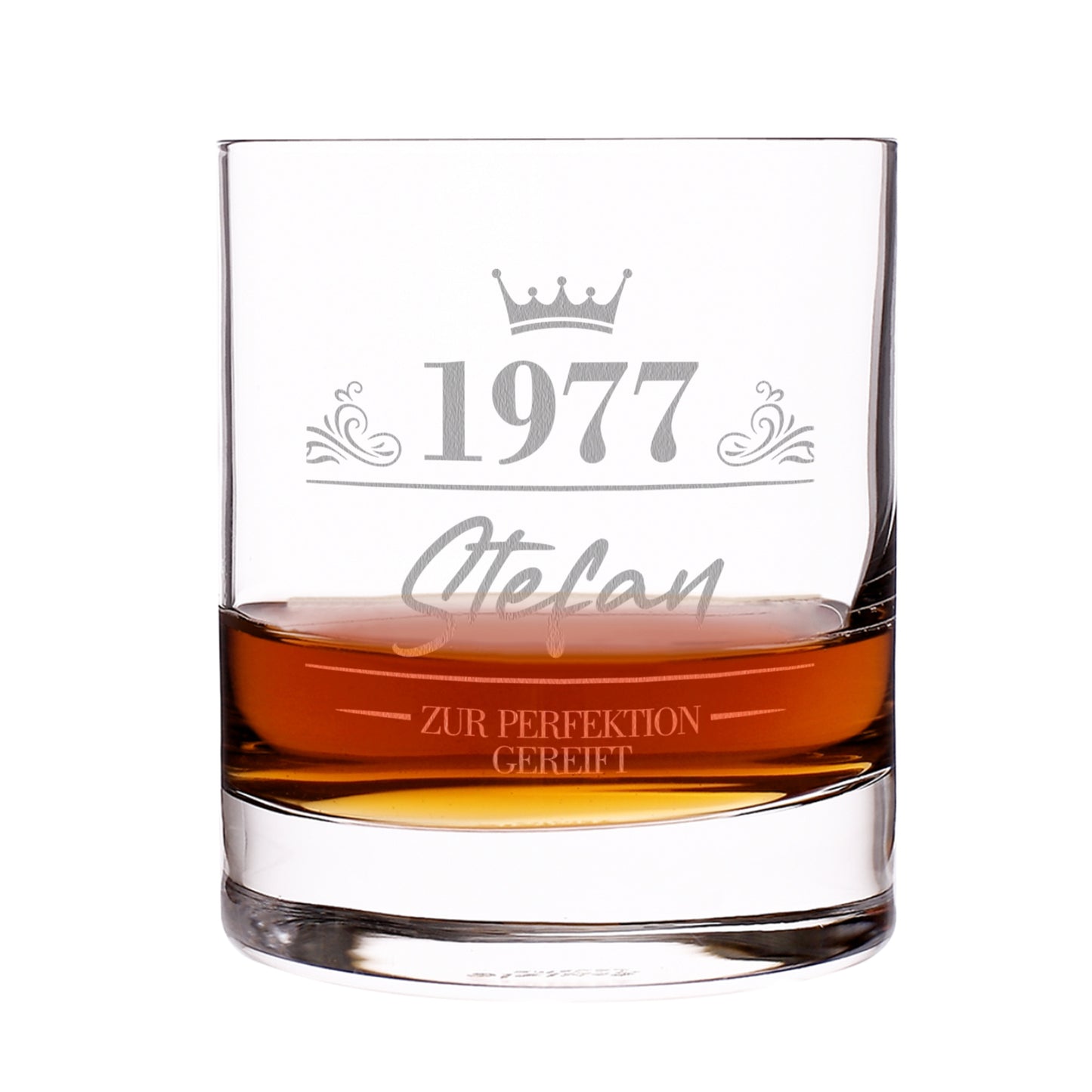 Whiskyglas zum Geburtstag mit Gravur von 1977, Name Stefan und Krone als freigestellte Produktansicht