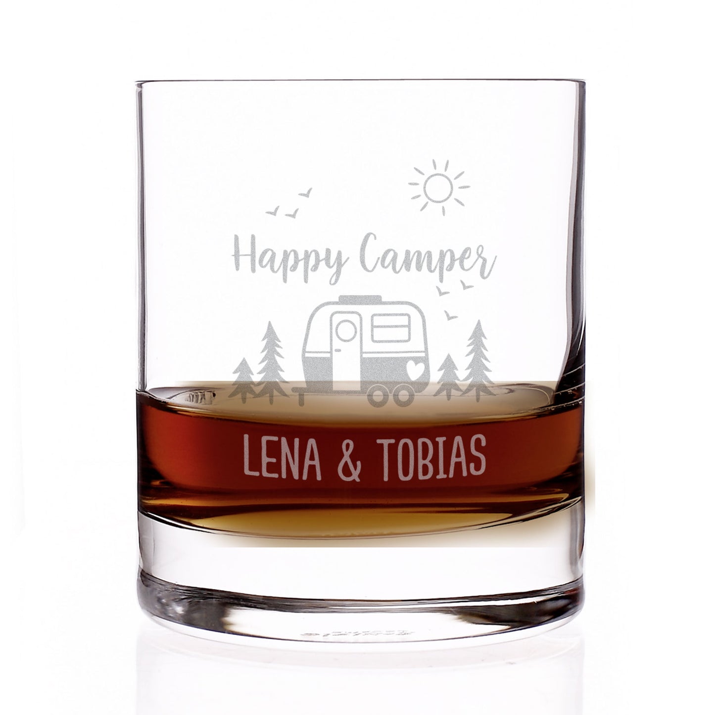Freigestelltes Whiskeyglas mit Happy Camper Motiv, Wohnwagen und personalisiertem Text Lena und Tobias