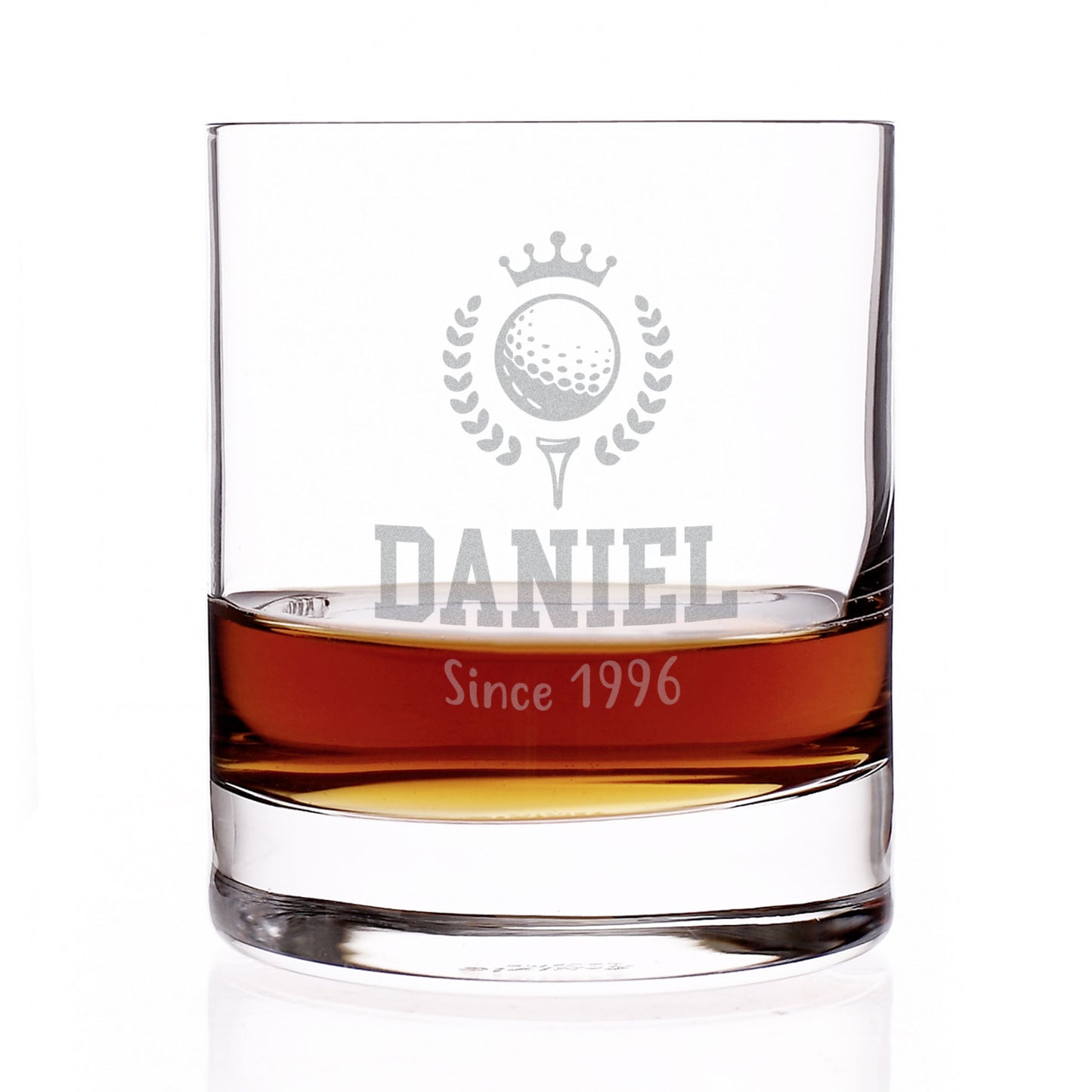 Whiskeyglas für Golfer mit Gravur Daniel Since 1996, gefüllt mit Getränk auf weißem Hintergrund
