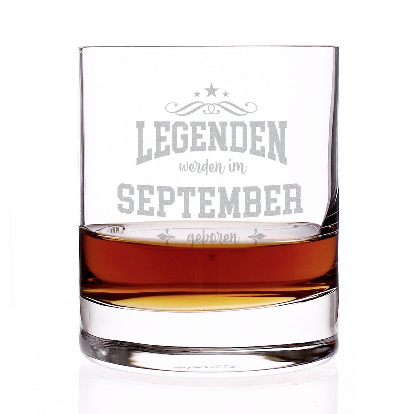 Freigestelltes Whiskyglas mit Gravur Legenden werden im September geboren auf weißem Hintergrund