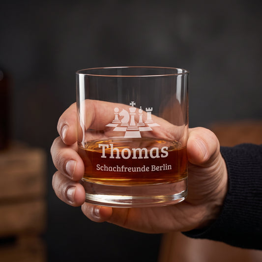 Personalisiertes Whiskyglas mit Schachfiguren-Gravur, Name Thomas und Wunschtext Schachfreunde Berlin in der Hand