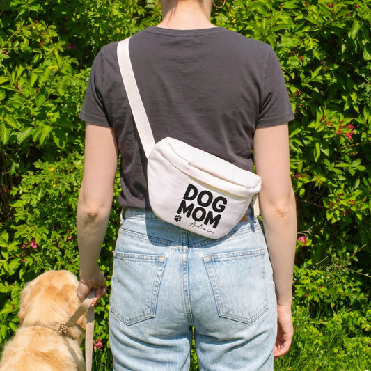 Beige Dog Mom Bauchtasche mit Name Anastasia, getragen beim Spaziergang mit Hund