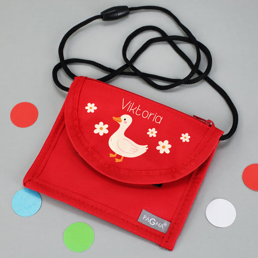 Roter Brustbeutel mit Name Viktoria und Enten-Motiv auf grauem Hintergrund