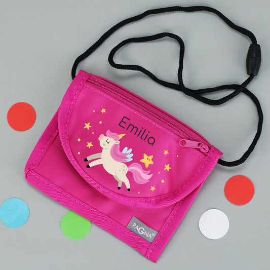 Pinker Brustbeutel mit Name Emilia und Einhorn-Motiv auf grauem Hintergrund