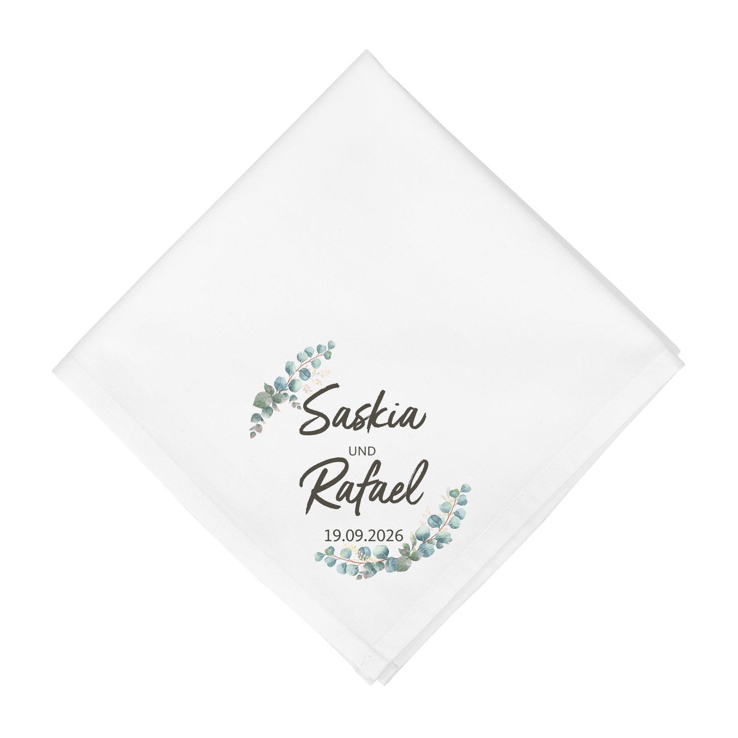 Detailaufnahme personalisierte Stoffserviette mit Namen Datum und Eukalyptus Blättern in Weiß