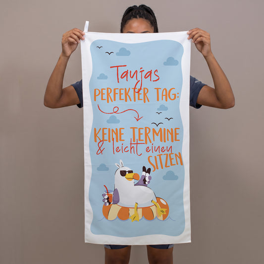 Person hält personalisiertes Sporthandtuch mit lustigem Spruch und Name Tanja vor sich