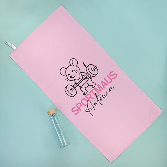 Personalisiertes Sporthandtuch mit Sportmaus Motiv und Name Antonia neben Trinkflasche auf türkisem Hintergrund