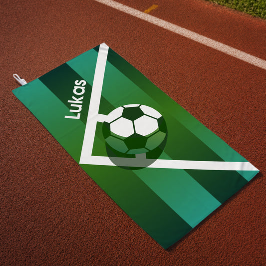 Personalisiertes Fußballhandtuch mit Name Lukas auf Sportplatz mit Spielfeldlinien