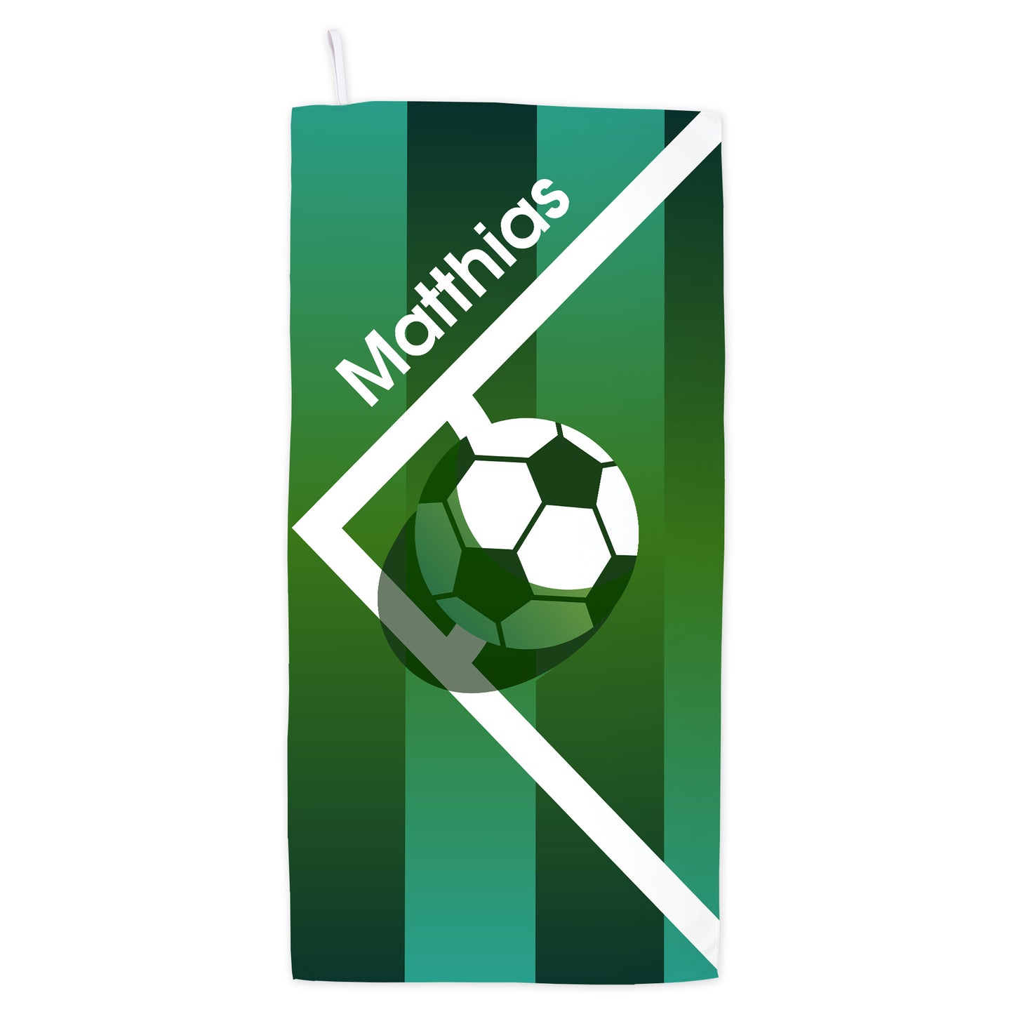 Freigestelltes grünes Sporthandtuch mit Fußballmotiv, Spielfeldlinien und Name Matthias