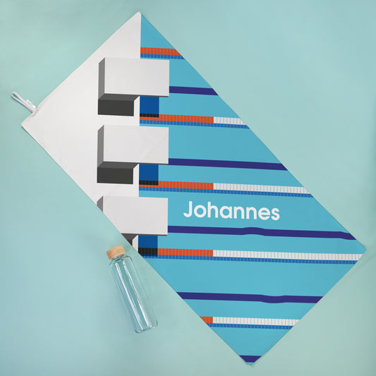 Sporthandtuch mit Schwimmbecken Design, Startblöcken und Name Johannes auf blauem Hintergrund