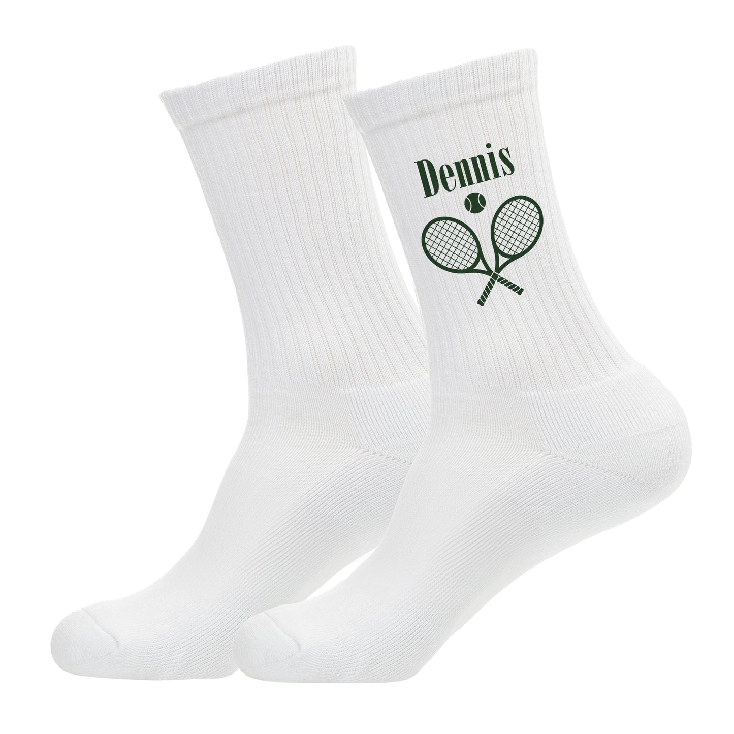 Freigestelltes Paar weiße Tennissocken mit Name Dennis, Tennisschlägern und Tennisball