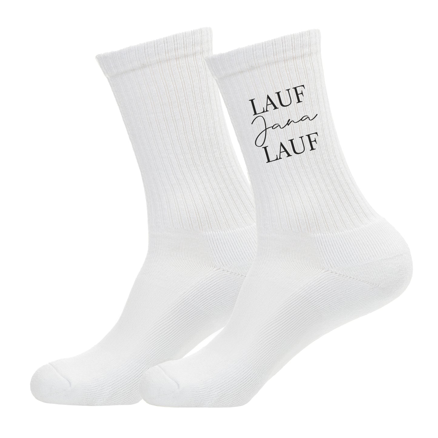 Freigestellte weiße Socken mit „Lauf Jana Lauf“-Aufdruck und personalisiertem Namen