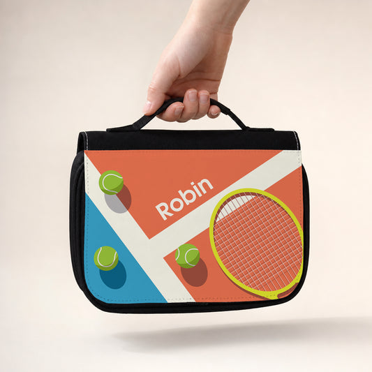Personalisierter schwarzer Kulturbeutel mit Tennis-Aufdruck und Name Robin, getragen am Griff