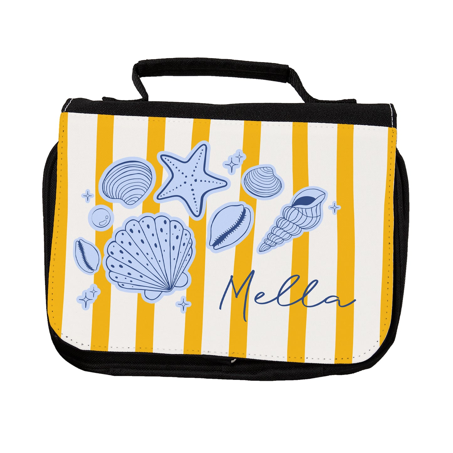 Personalisierte Waschtasche mit Name Mella, Muscheln, Seestern und gelb-weißem Streifenmuster auf weißem Hintergrund