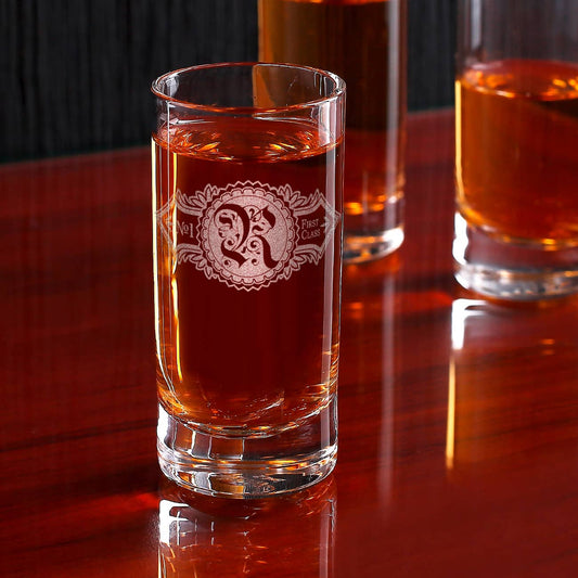 Schnapsglas graviert mit Initial und Ornament