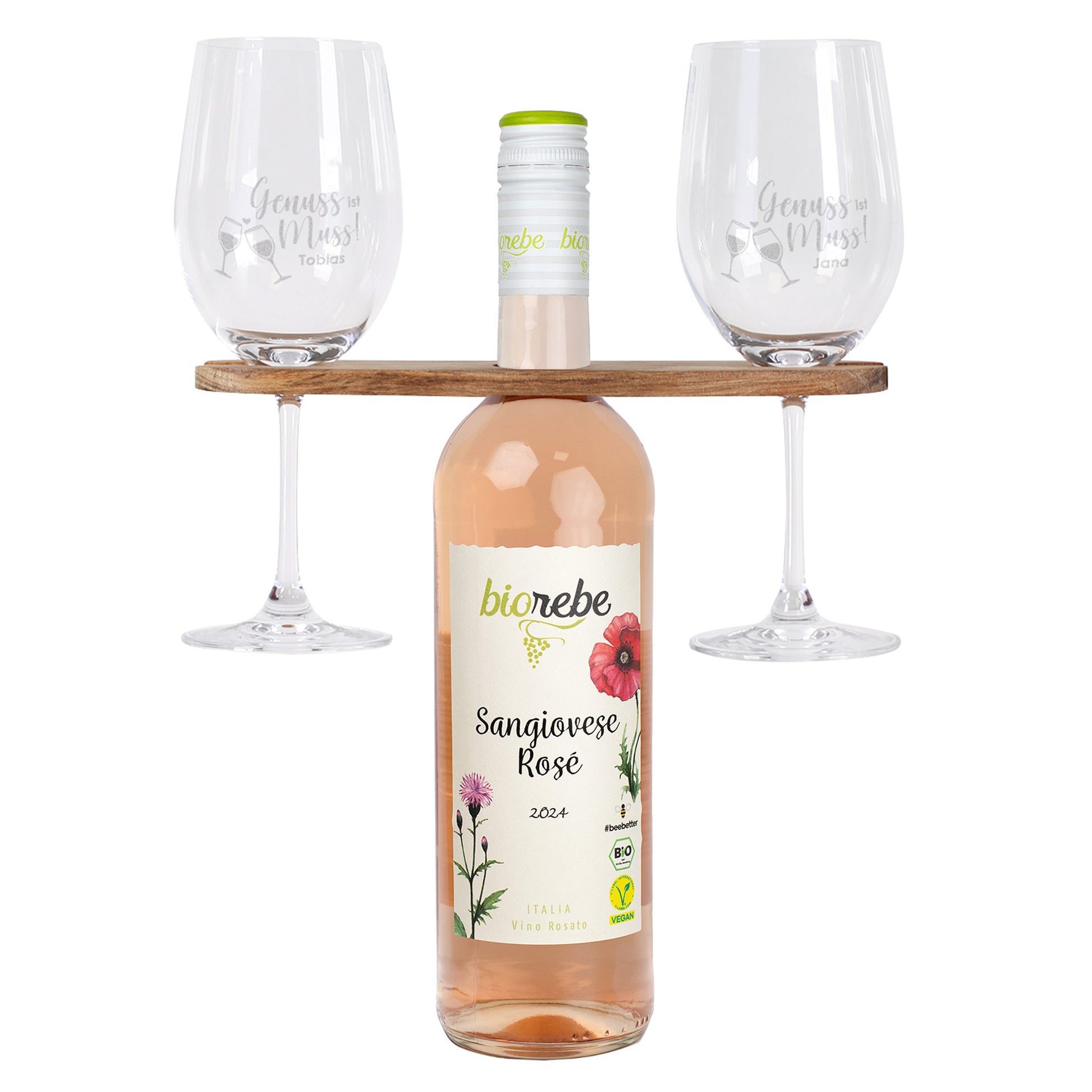 Geschenkidee mit Biorebe Sangiovese Rosé 2024 und zwei gravierten Weingläsern „Genuss ist Muss“ auf Holzhalter