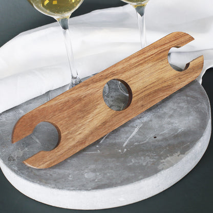 Weinbutler für Weinflasche und zwei Gläser, naturfarbenes Holz, einzeln dargestellt