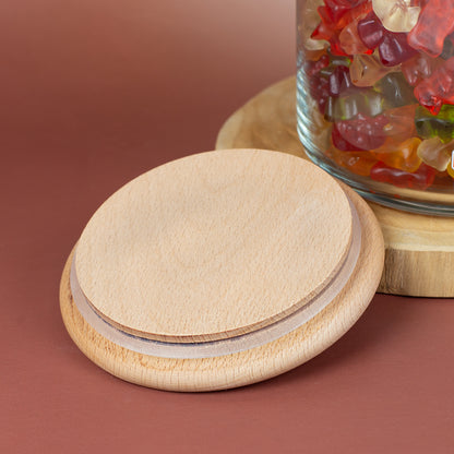 Nahaufnahme vom Holzdeckel mit Silikondichtring neben einem HARIBO Vorratsglas mit bunten Süßigkeiten