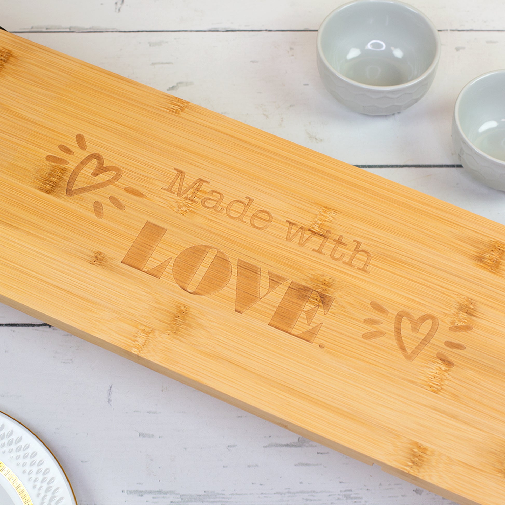 Detailaufnahme der Made with Love Gravur mit Herzen auf dem naturbelassenen Bambus Servierbrett