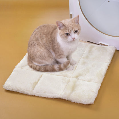 Katze sitzt auf ALULA Liegekissen 30 × 30 cm mit flauschiger Oberfläche neben KALLAX Regal
