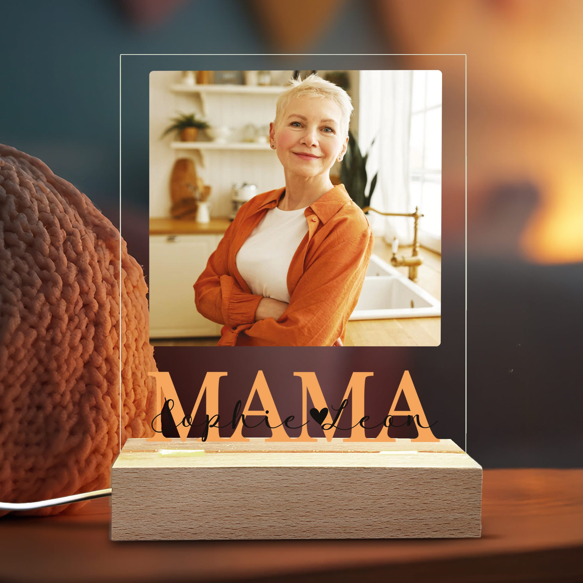 Personalisierte LED-Lampe mit „MAMA“-Schriftzug, persönlichem Foto und Wunschtext – leuchtend in warmweißem Licht.