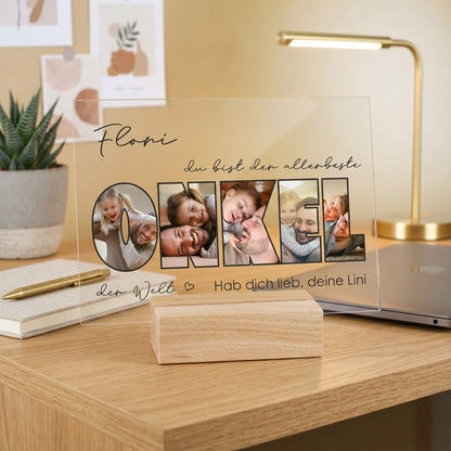 Personalisiertes Acrylschild „Bester Onkel“ mit Fotos im Schriftzug und Wunschtext auf Holzsockel im modernen Schreibtisch-Setup