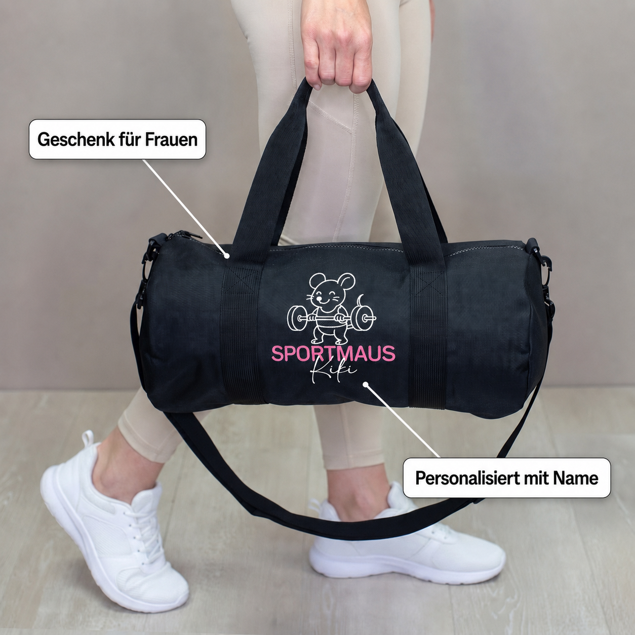 Personalisierte Sporttasche Sportmaus mit Name Kiki, getragen von einer Frau in heller Sportkleidung und Produktinfos im Bild.