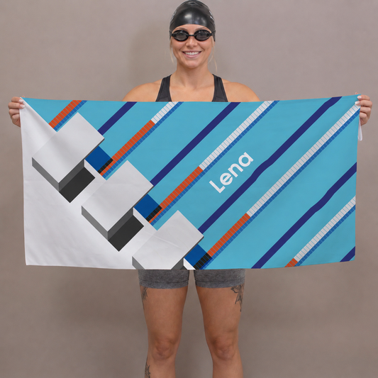 Schwimmerin hält personalisiertes Sporthandtuch mit Schwimmbadmotiv und Name Lena