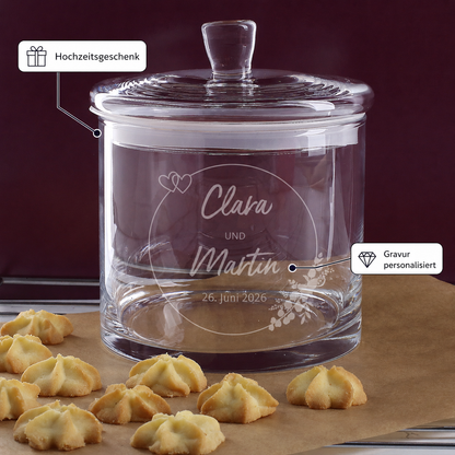 Glasdose mit Gravur von Clara und Martin neben Keksen als Geschenk zur Hochzeit