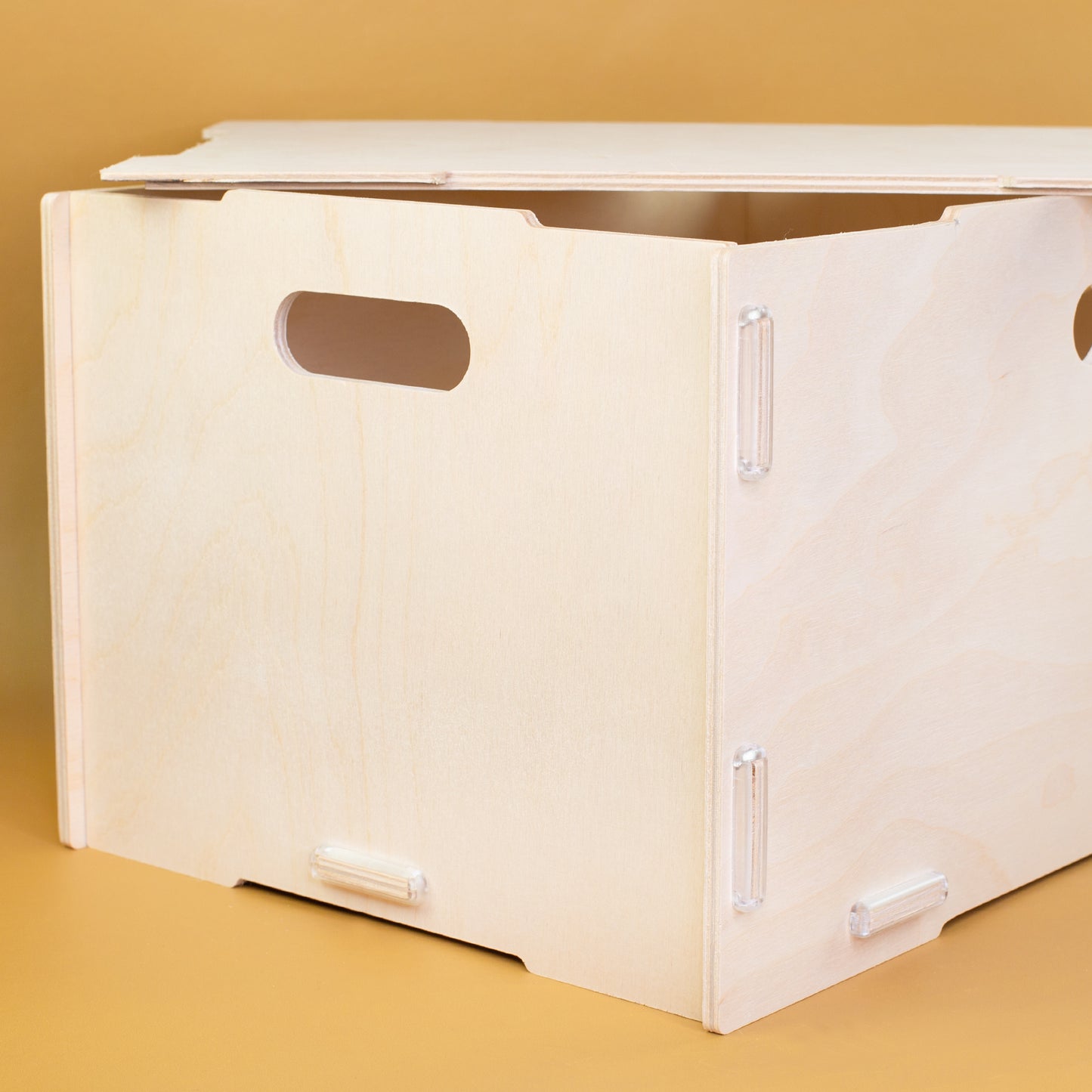 Seitenansicht der nachhaltigen Holz-Aufbewahrungsbox mit clipfritz®-Klammern