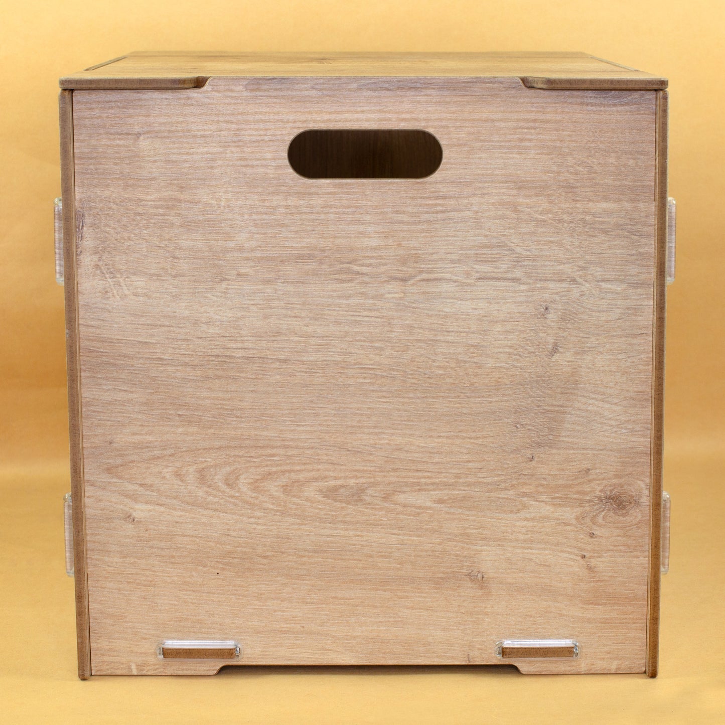 Nahaufnahme der Holzstruktur und Kante eines MDF Elements in Holzoptik