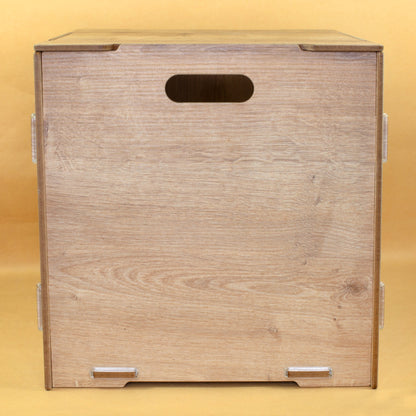 Nahaufnahme der Holzstruktur und Kante eines MDF Elements in Holzoptik