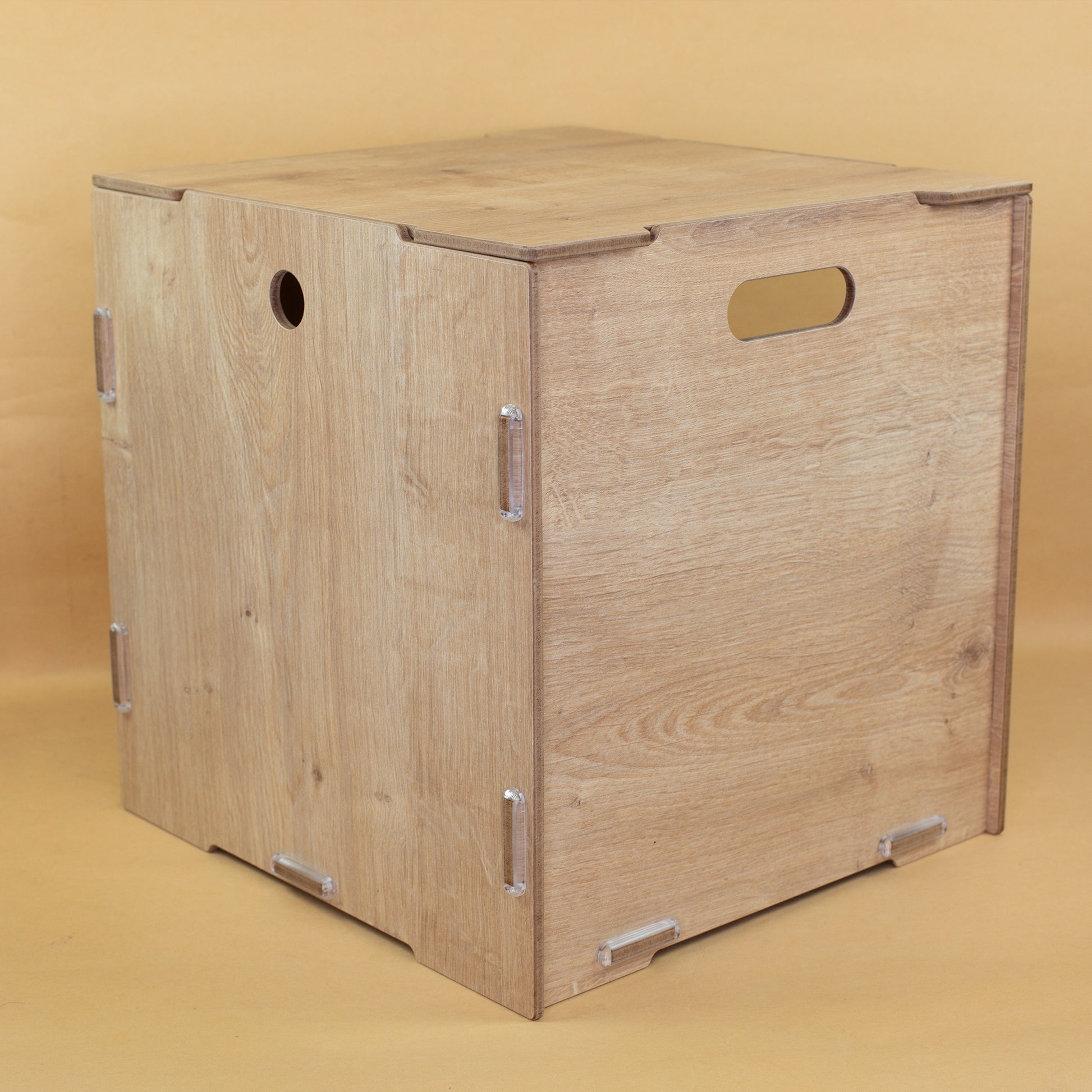 Rückseite des Katzenhauses in Holzoptik mit Grifföffnung und stabilen Klammern