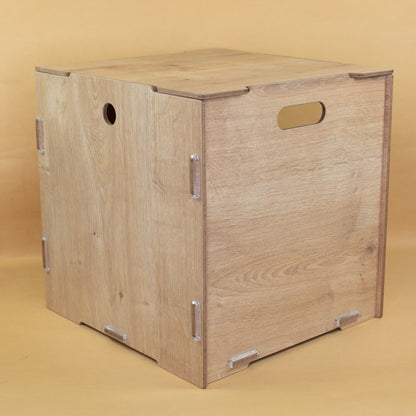 Rückseite des Katzenhauses in Holzoptik mit Grifföffnung und stabilen Klammern
